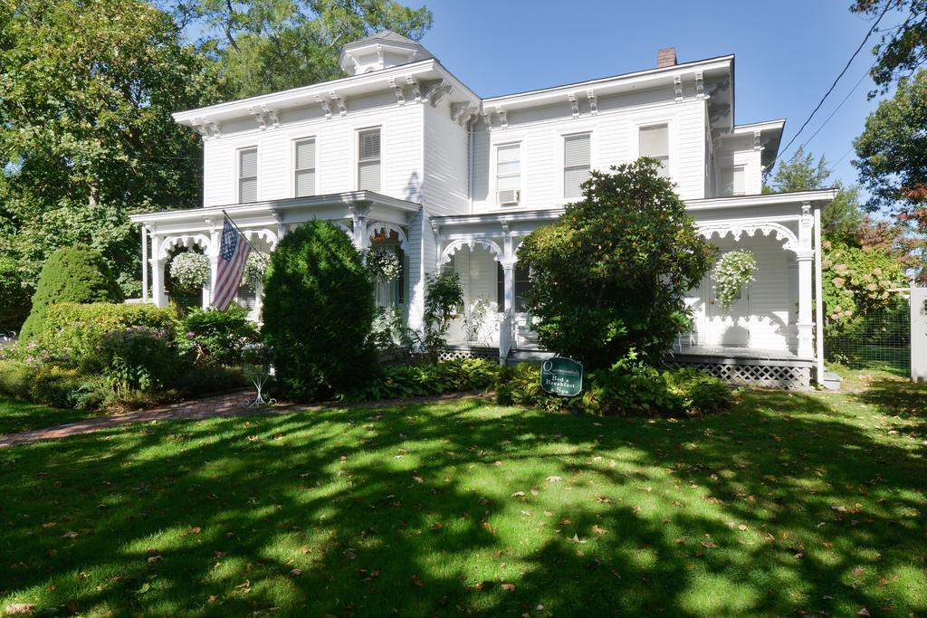 Quintessentials Bed And Breakfast And Spa East Marion Esterno foto
