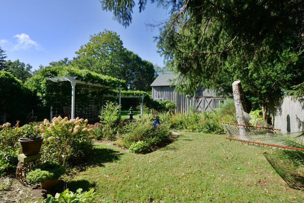 Quintessentials Bed And Breakfast And Spa East Marion Esterno foto