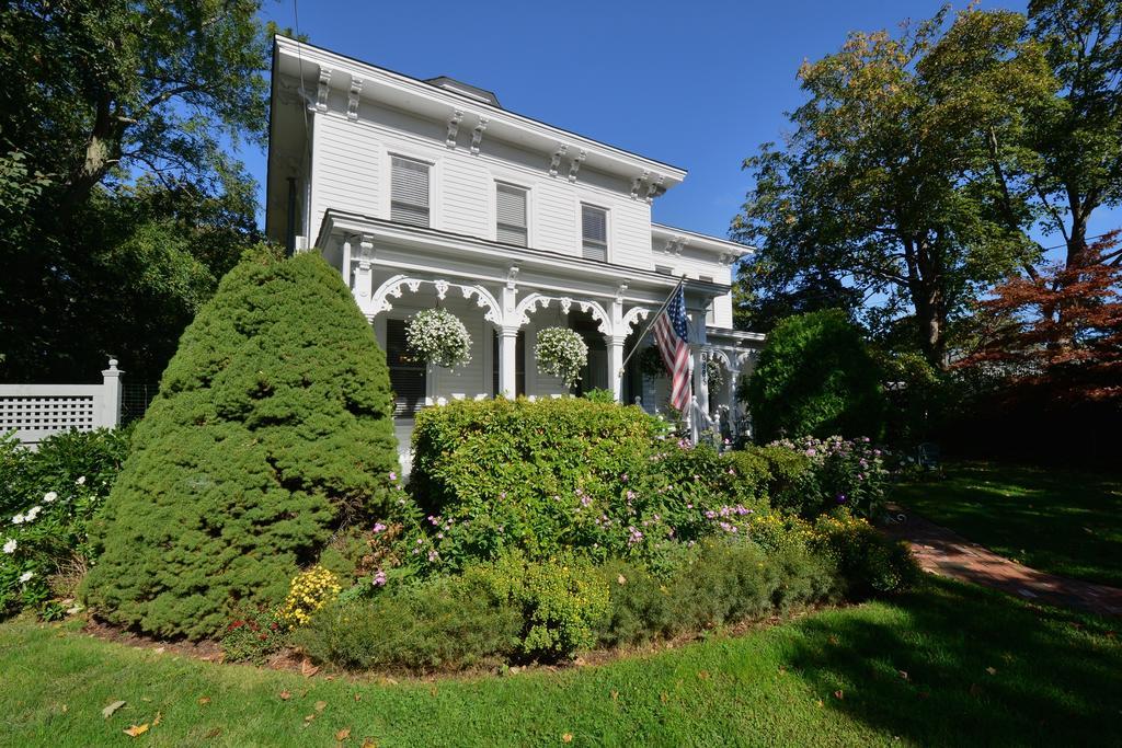 Quintessentials Bed And Breakfast And Spa East Marion Esterno foto