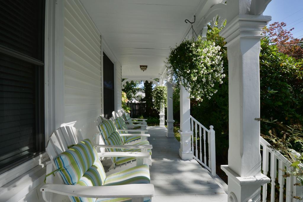 Quintessentials Bed And Breakfast And Spa East Marion Esterno foto
