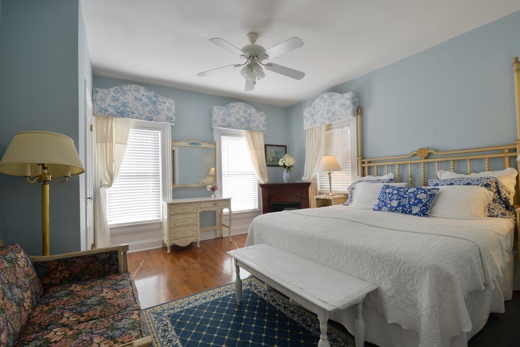 Quintessentials Bed And Breakfast And Spa East Marion Esterno foto