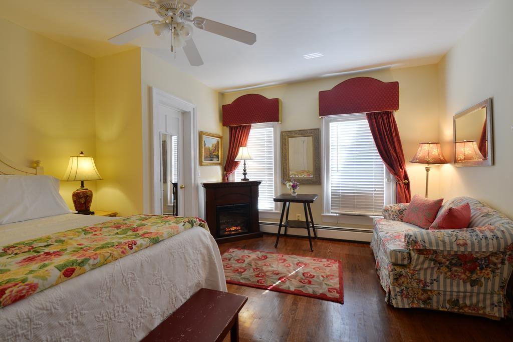 Quintessentials Bed And Breakfast And Spa East Marion Esterno foto