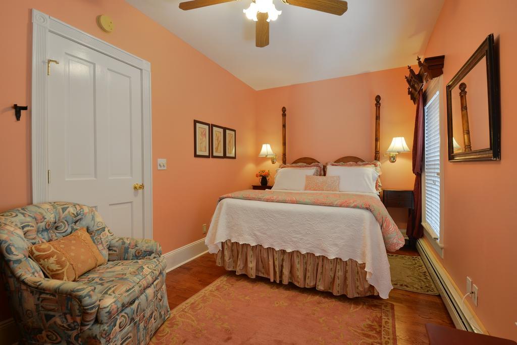 Quintessentials Bed And Breakfast And Spa East Marion Esterno foto
