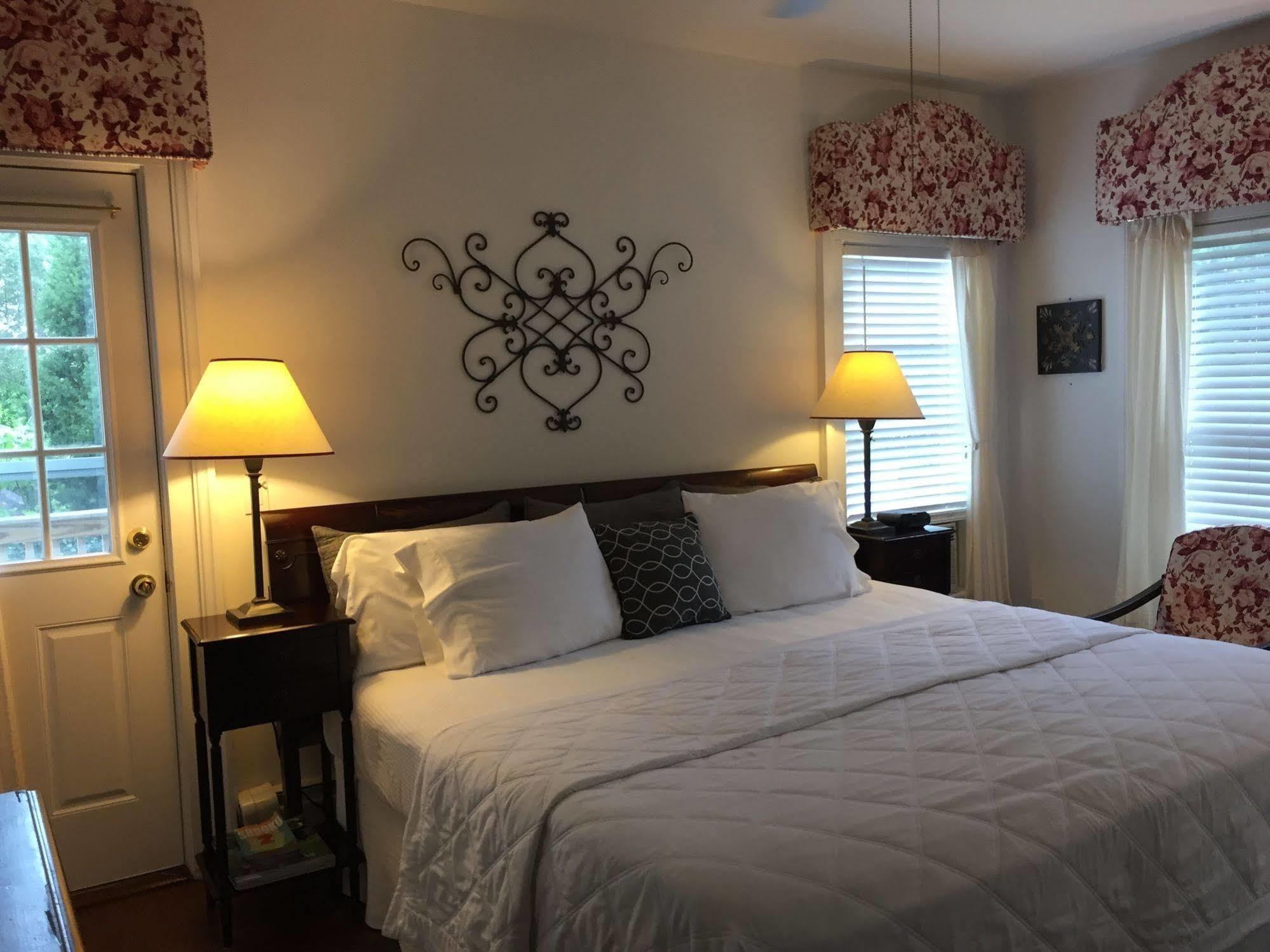 Quintessentials Bed And Breakfast And Spa East Marion Esterno foto