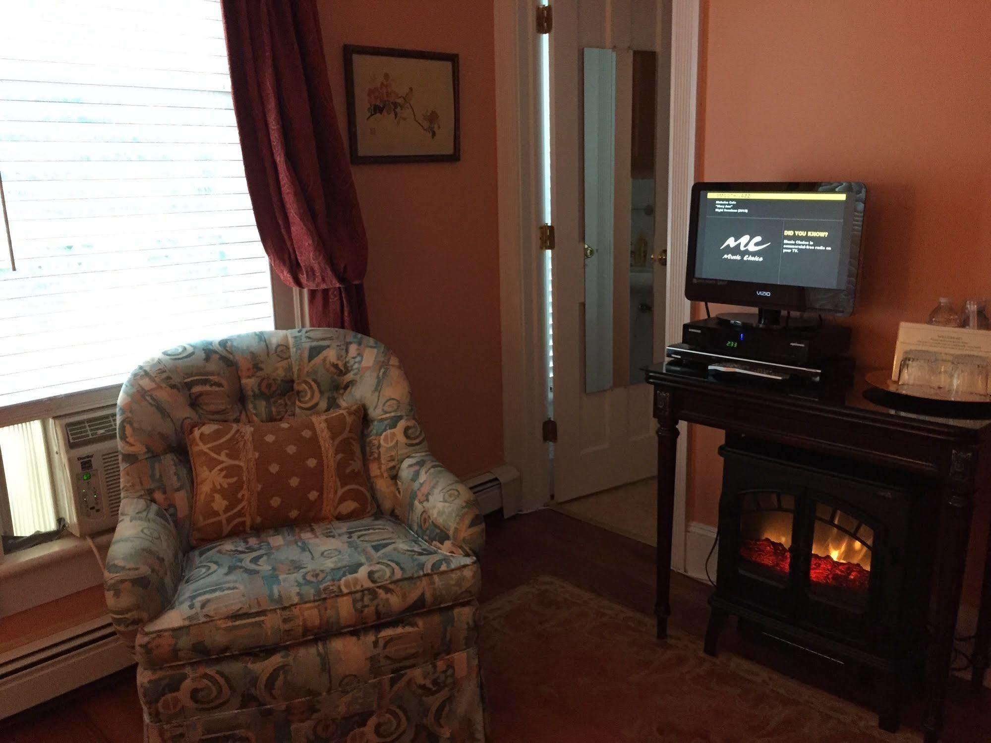 Quintessentials Bed And Breakfast And Spa East Marion Esterno foto