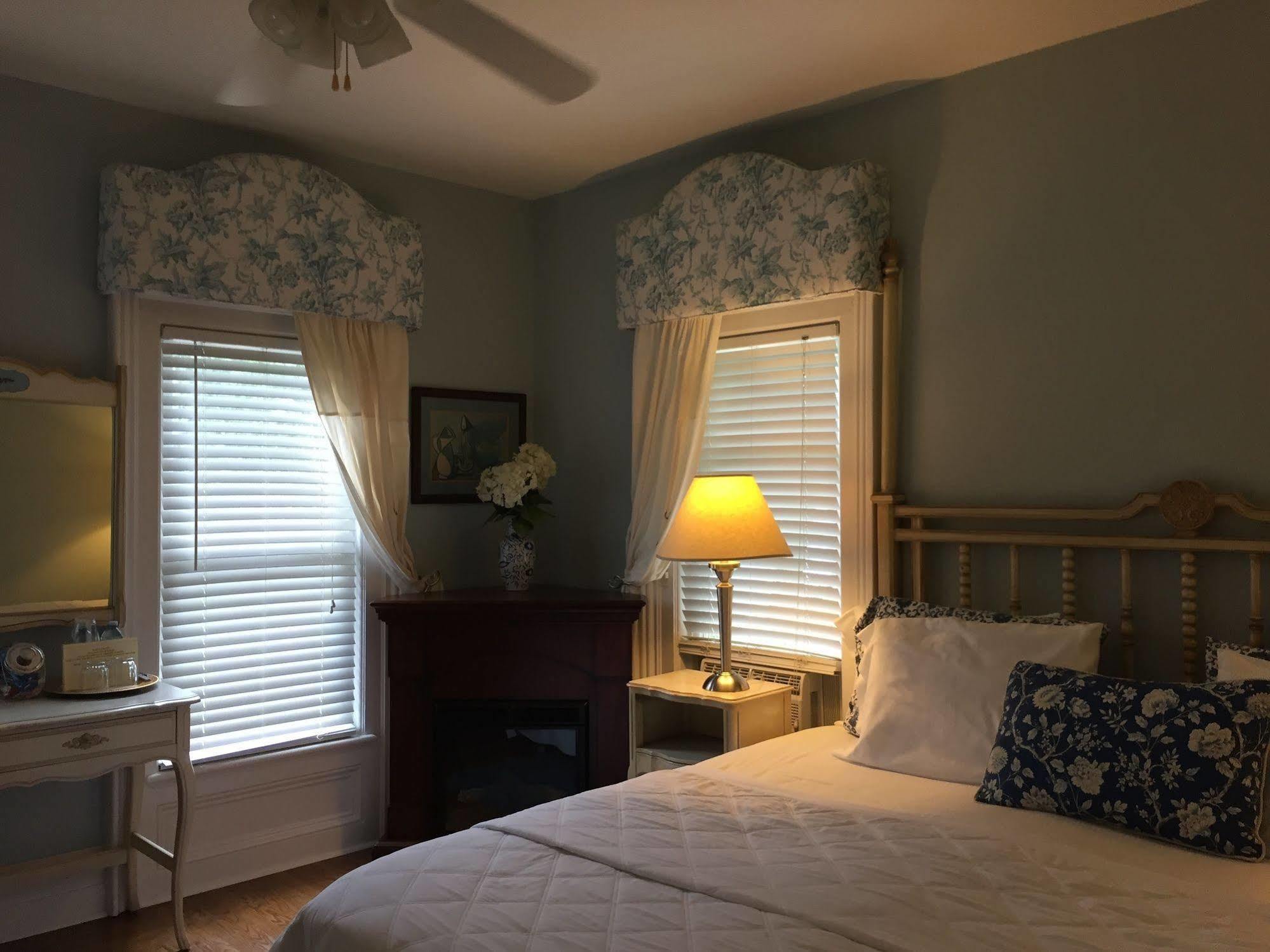 Quintessentials Bed And Breakfast And Spa East Marion Esterno foto