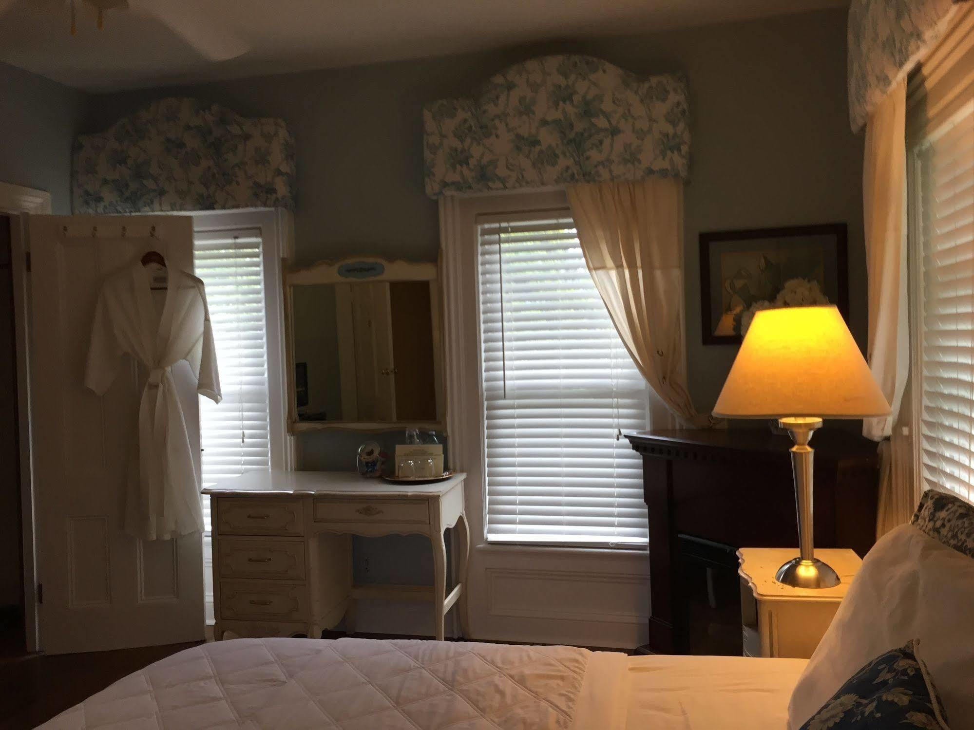 Quintessentials Bed And Breakfast And Spa East Marion Esterno foto
