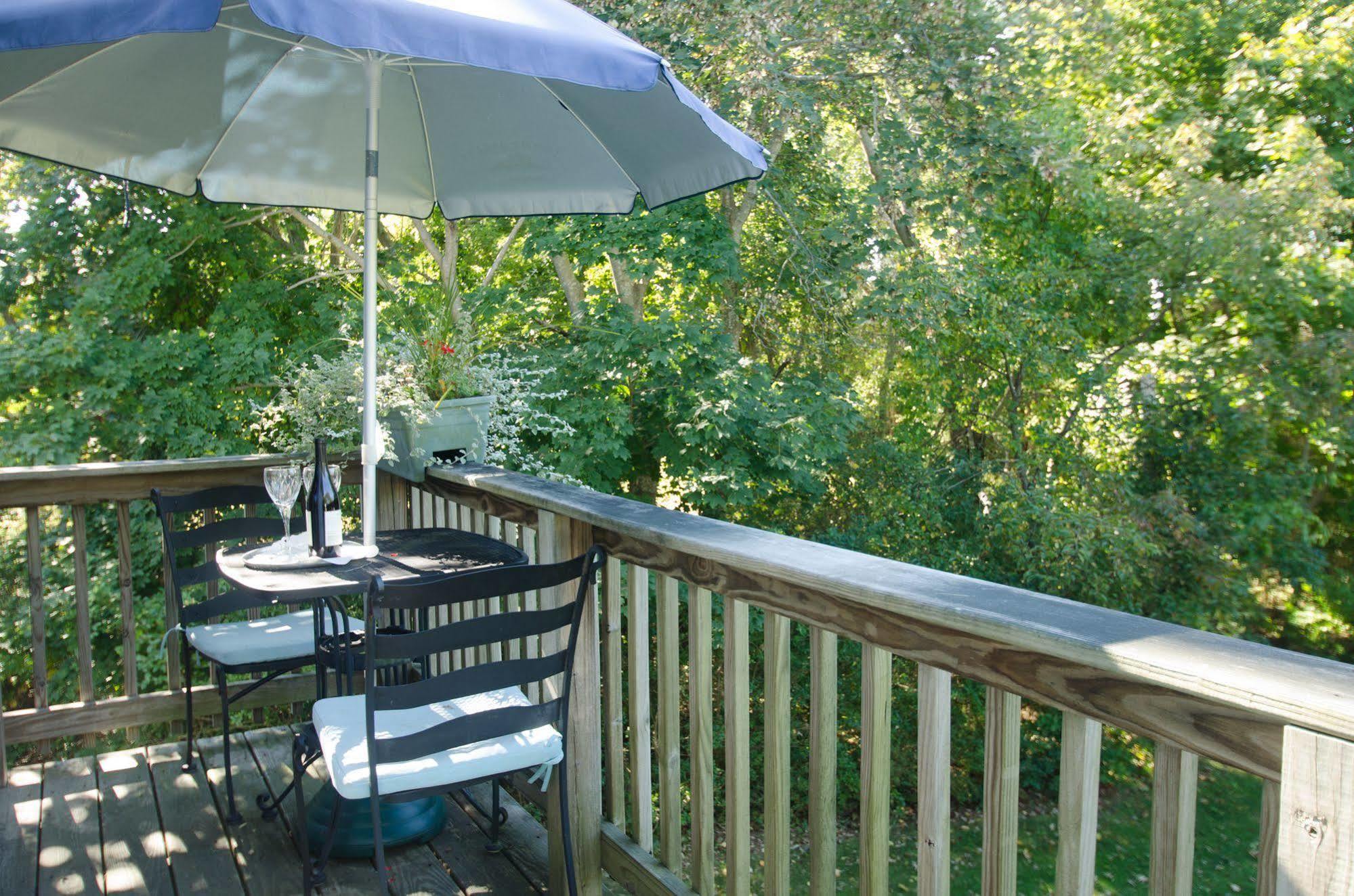 Quintessentials Bed And Breakfast And Spa East Marion Esterno foto