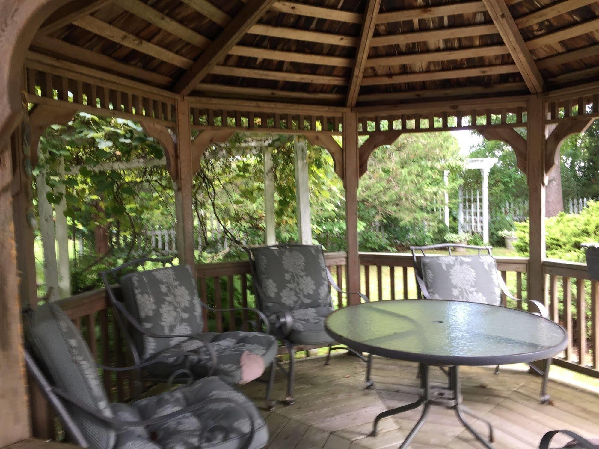 Quintessentials Bed And Breakfast And Spa East Marion Esterno foto